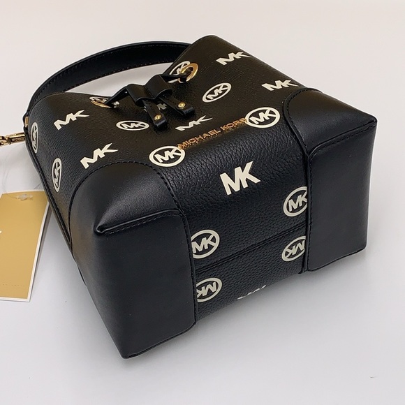 MICHAEL KORS
Mercer Small Logo Embossed Leather Bucket Bag
COLOR BLACK
NWT - Picture 15 of 16